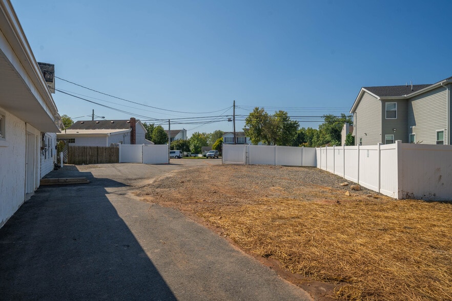 More Photos Of 40 Amboy Rd, Old Bridge Flex For Sale