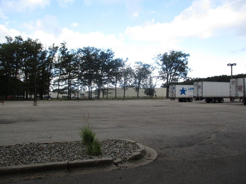More Photos Of 2800 Estes St, Norton Shores Manufacturing For Sale