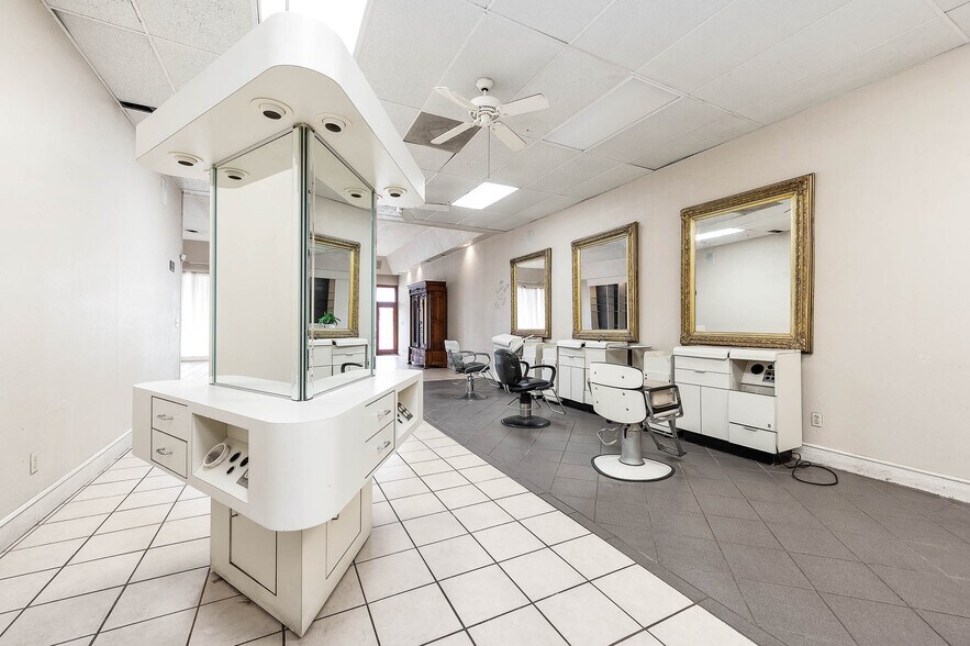 More Photos Of 101 E Monseratte St, El Campo Storefront For Sale