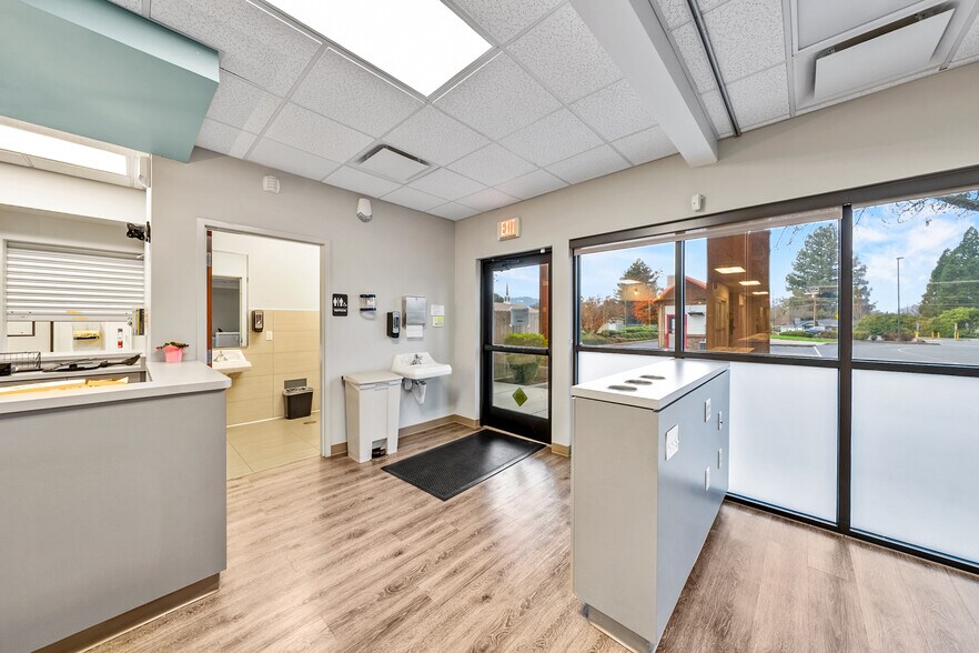 More Photos Of 1879 Williams Hwy, Grants Pass Medical For Sale