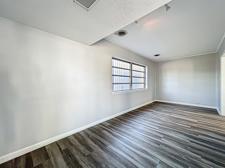 More Photos Of 1976 W Fairbanks Ave, Winter Park General Retail For Sale