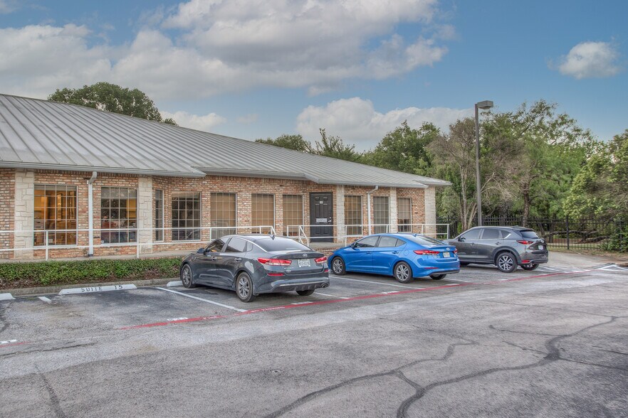 More Photos Of 831 W Euless Blvd, Euless Office For Lease