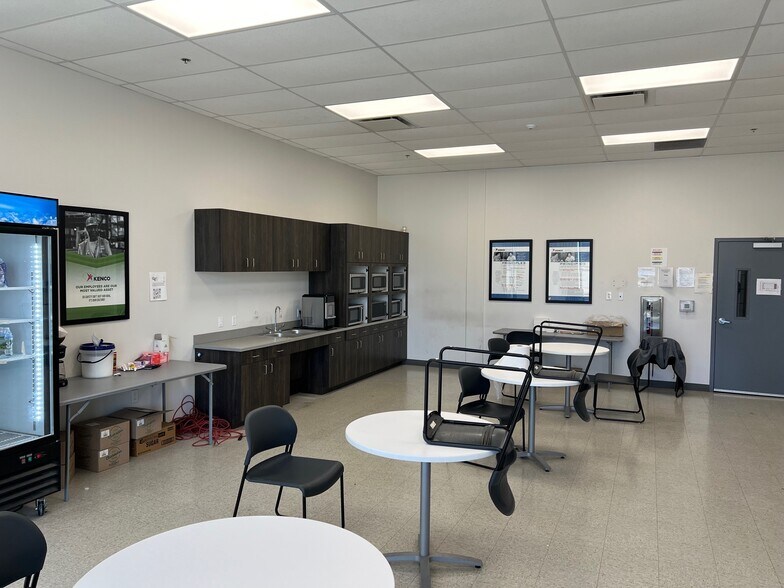 More Photos Of 2119 N I-35 E, DeSoto Distribution For Lease