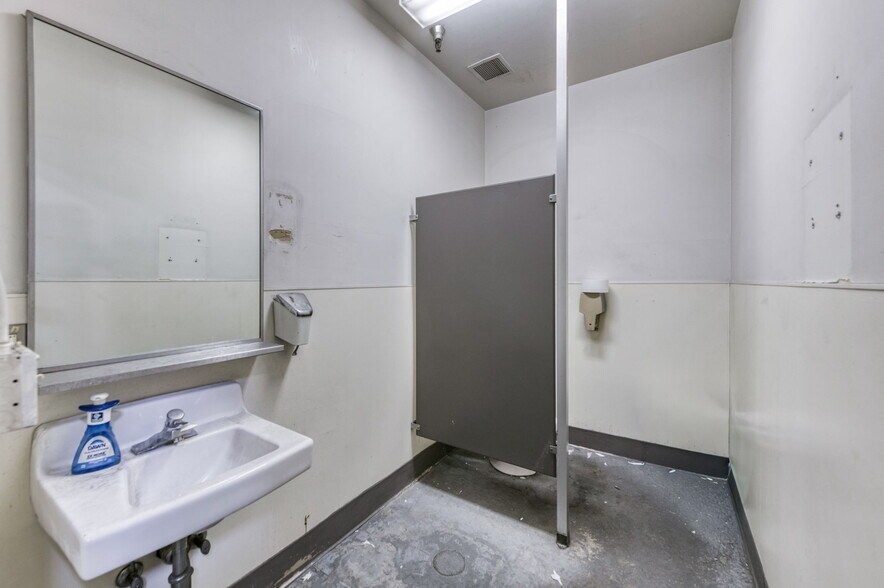 More Photos Of 5333 N Cornelia Ave, Fresno Warehouse For Sale