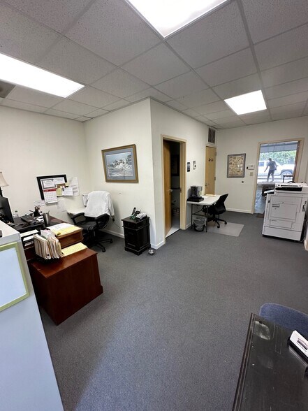 More Photos Of 2612 Larch Ln, Mount Pleasant Flex For Lease