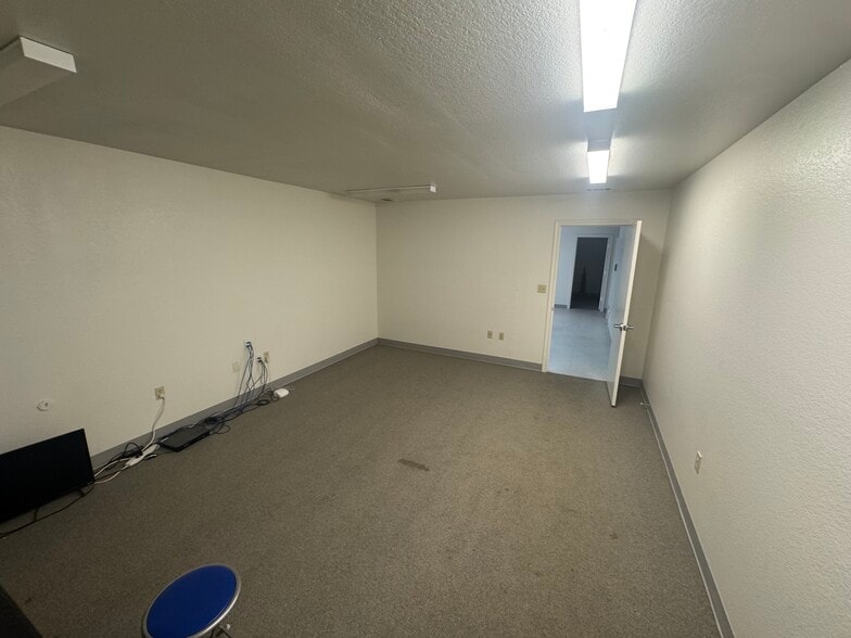 More Photos Of 300 W Broadway St, Prosper Warehouse For Lease