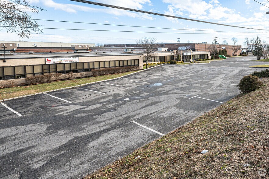 More Photos Of 565 Broadhollow Rd, Farmingdale Warehouse For Lease