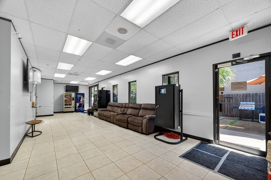 More Photos Of 6375 Richmond Ave, Houston Auto Dealership For Lease