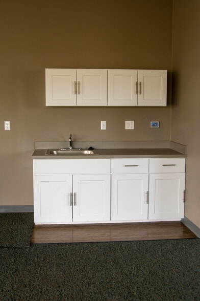 More Photos Of 14935 W 11 Mile Rd, Oak Park Self Storage For Lease
