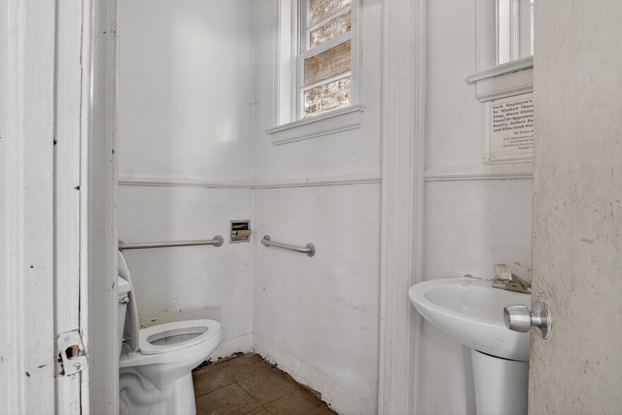 More Photos Of 1010 S Garnett St, Henderson Hotel For Sale