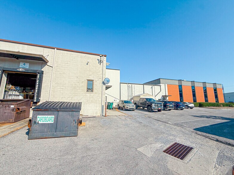 More Photos Of 3101 Beale Ave, Altoona Showroom For Sale