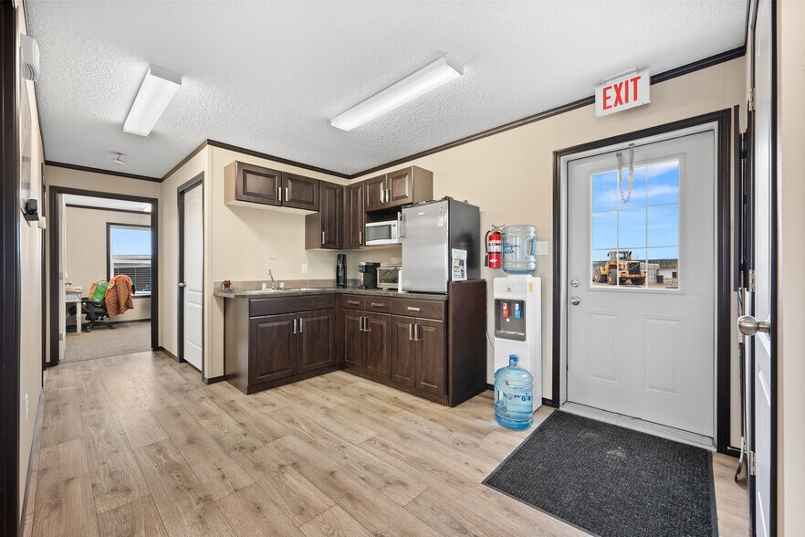 More Photos Of 3807 9th St, Lloydminster Warehouse For Sale