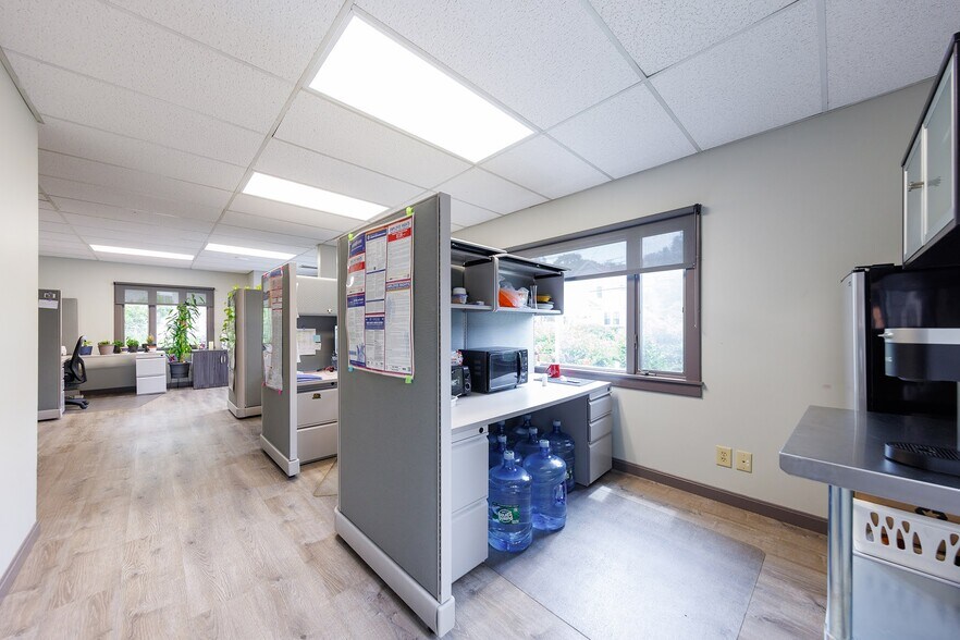 More Photos Of 144 S Main St, Brooklyn Medical For Lease