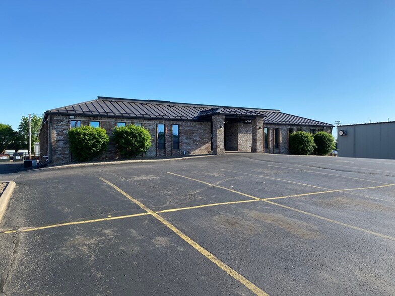 More Photos Of 1810 Crestview Dr, Hudson Office For Lease