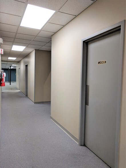 More Photos Of 901 W Main St, El Paso Office For Sale