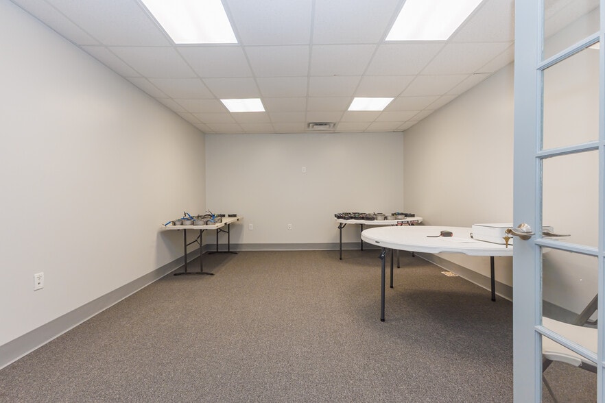 More Photos Of 5513 N Oxford St, Indianapolis Showroom For Lease