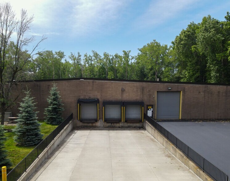 More Photos Of 55 Woodridge Dr, Amherst Manufacturing For Lease