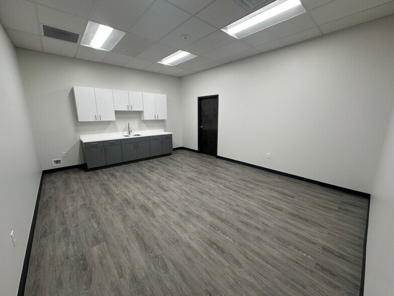 More Photos Of 1460 Vantage Way S, Jacksonville Warehouse For Lease