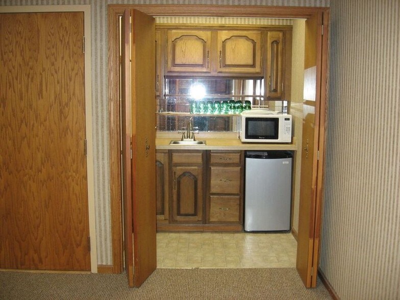 More Photos Of 8150 E Douglas Ave, Wichita Office For Lease