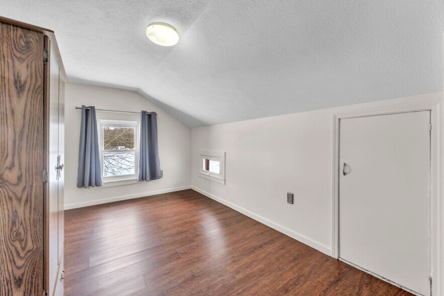 More Photos Of 4085 Herner County Line Rd, Southington Showroom For Sale