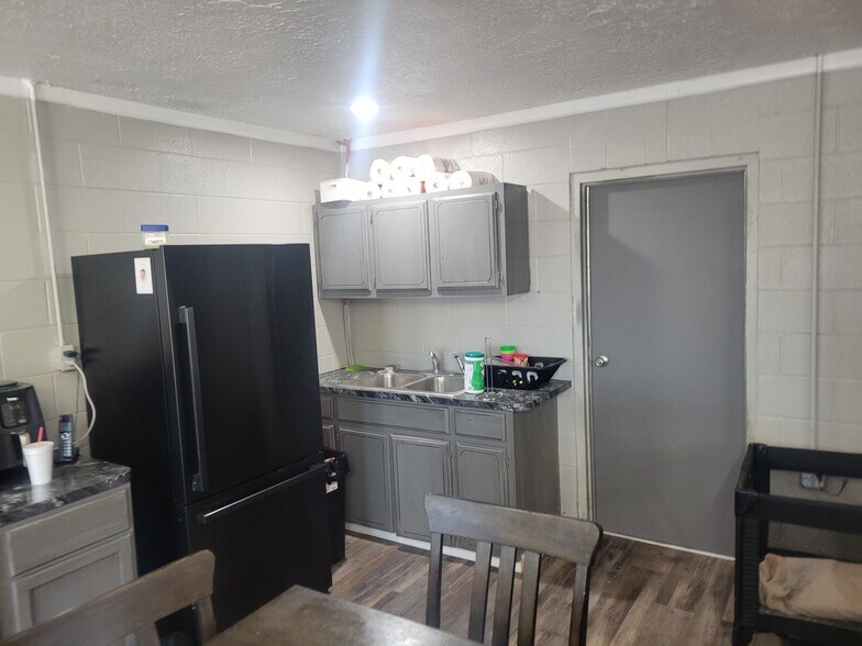 More Photos Of 7623 US Highway 277, Elgin Showroom For Sale