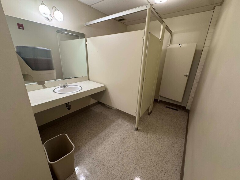 More Photos Of 1810 E Broadway Ave, Enid Flex For Sale