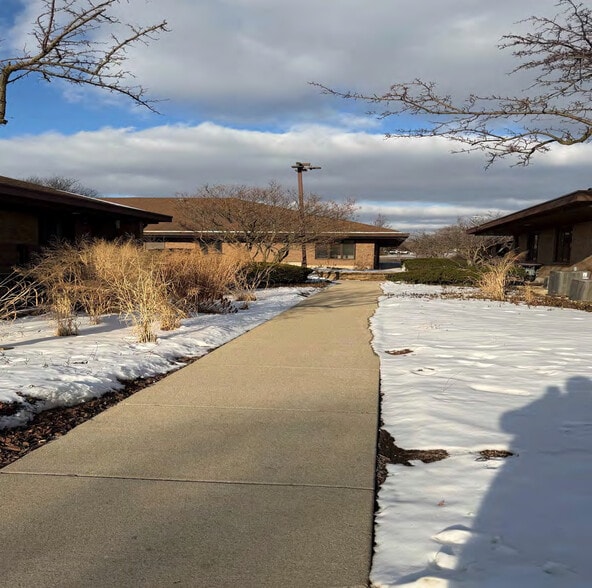 More Photos Of 511-515 Thornhill Dr, Carol Stream Medical For Sale