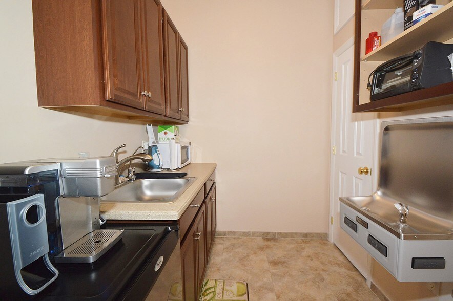 More Photos Of 590 Sunrise Hwy, Baldwin Freestanding For Lease