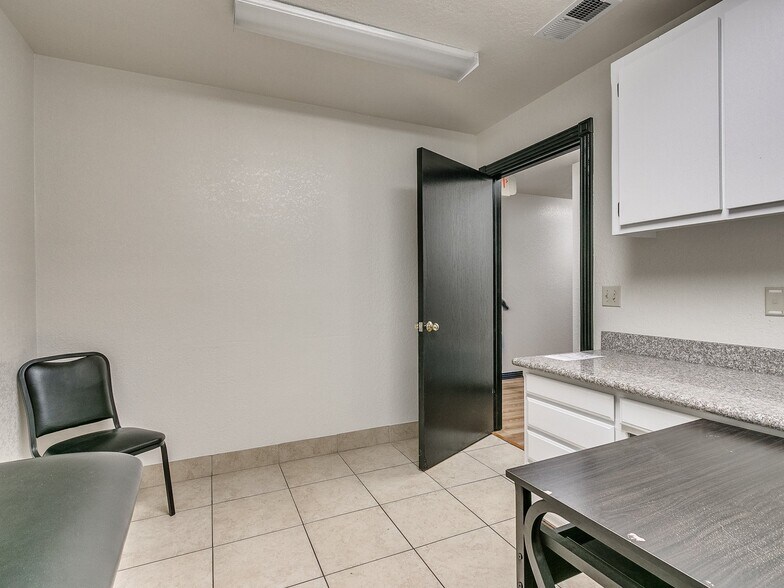 More Photos Of 2124 S Shadowlake, Oklahoma City Medical For Lease