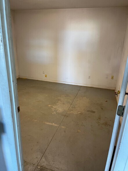 More Photos Of 111 E Maple St, Lamar Flex For Sale