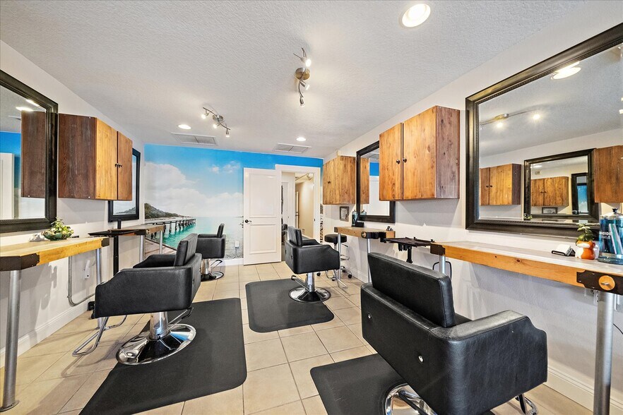 More Photos Of 2072-2074 Constitution Blvd, Sarasota Office For Sale