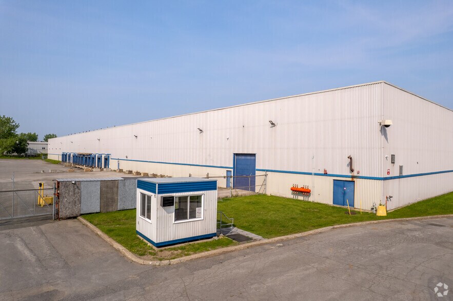 More Photos Of 2000 Rue Halpern, Montréal Distribution For Lease