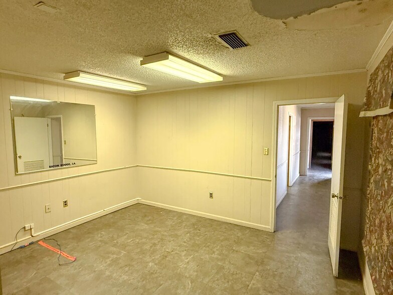 More Photos Of 13327 S Choctaw Dr, Baton Rouge Distribution For Sale