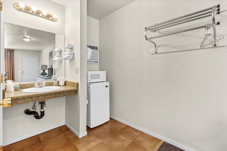 More Photos Of 1013 Front St, Soledad Hotel For Sale