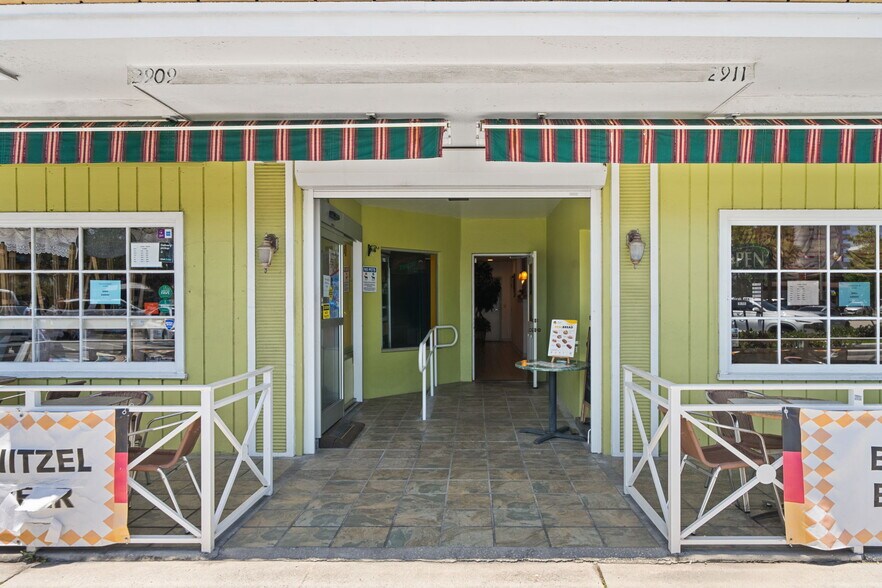 More Photos Of 2909-2911 E Commercial Blvd, Fort Lauderdale Storefront Retail Residential For Sale