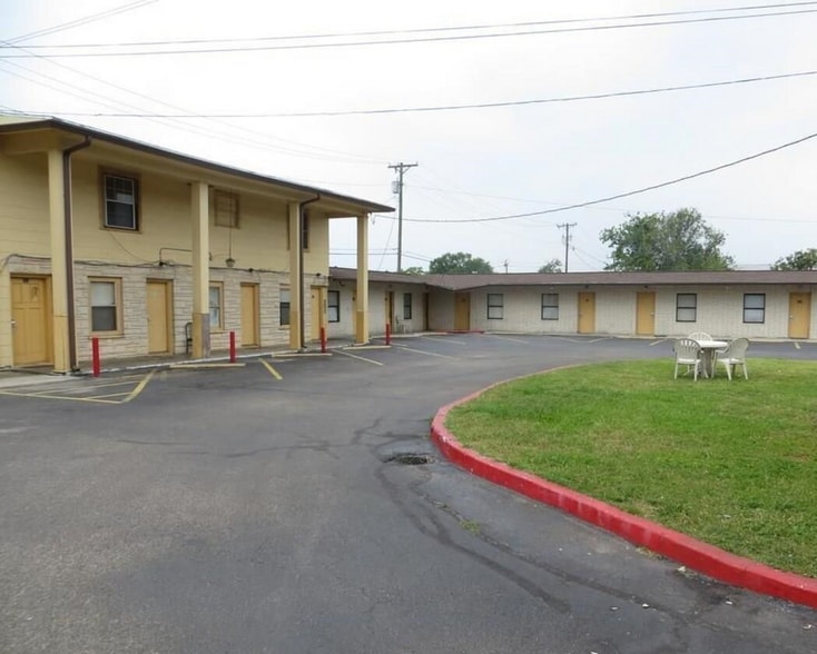 More Photos Of 809 W Jackson St, El Campo Hotel For Sale
