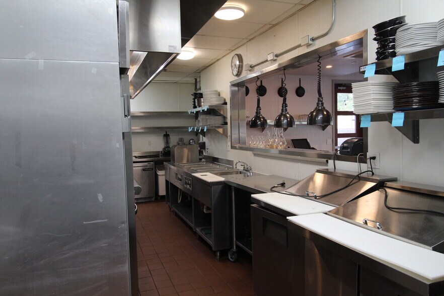 More Photos Of 8755-8757 Old Redwood Hwy, Windsor Hotel For Sale