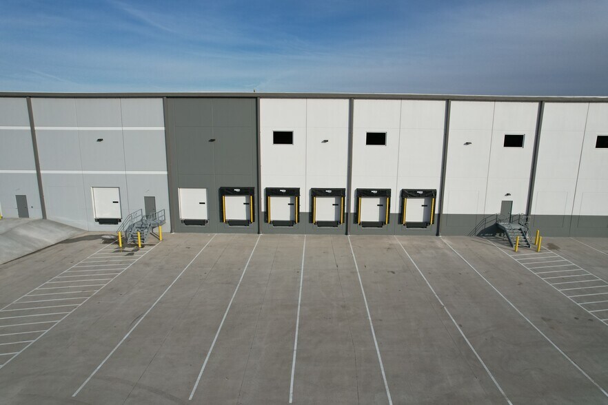 More Photos Of 2301 25th St, Altoona Distribution For Sale