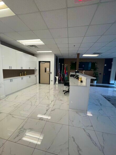 More Photos Of 7075 Kingspointe Pky, Orlando Showroom For Sale