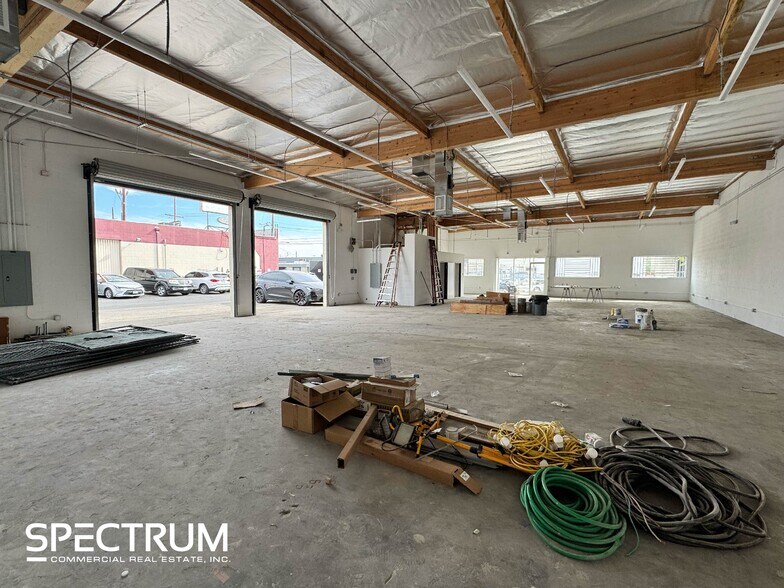 More Photos Of 15225 Stagg St, Van Nuys Warehouse For Lease