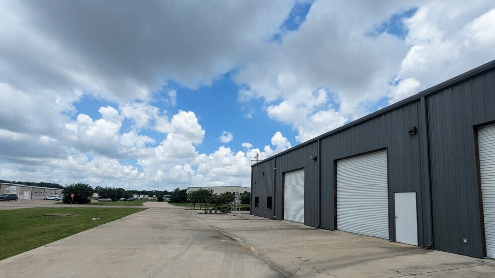 More Photos Of 1765 W Commerce Pky, Beaumont Industrial For Lease