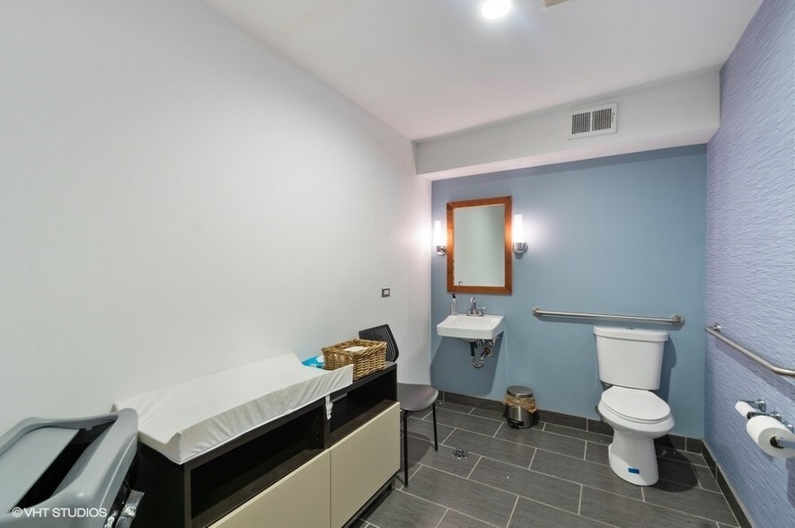 More Photos Of 1434 W Montrose Ave, Chicago Storefront For Sale