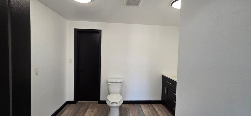 More Photos Of 5716 I-35 Industrial Blvd, Edmond Service For Lease