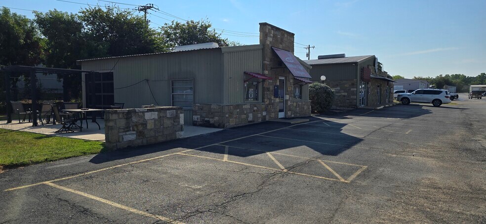 More Photos Of 206 Kings Plz, Granbury Freestanding For Sale