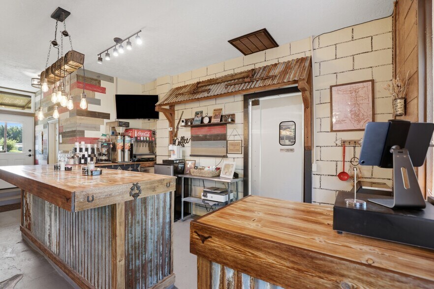 More Photos Of 112 N Chisholm Trl, Dover Restaurant For Sale