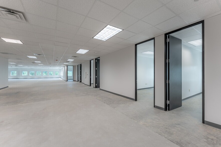 More Photos Of 1750 Valley View Ln, Dallas Office For Sale