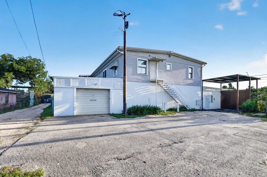 More Photos Of 702 Marcella St, Houston General Retail For Sale