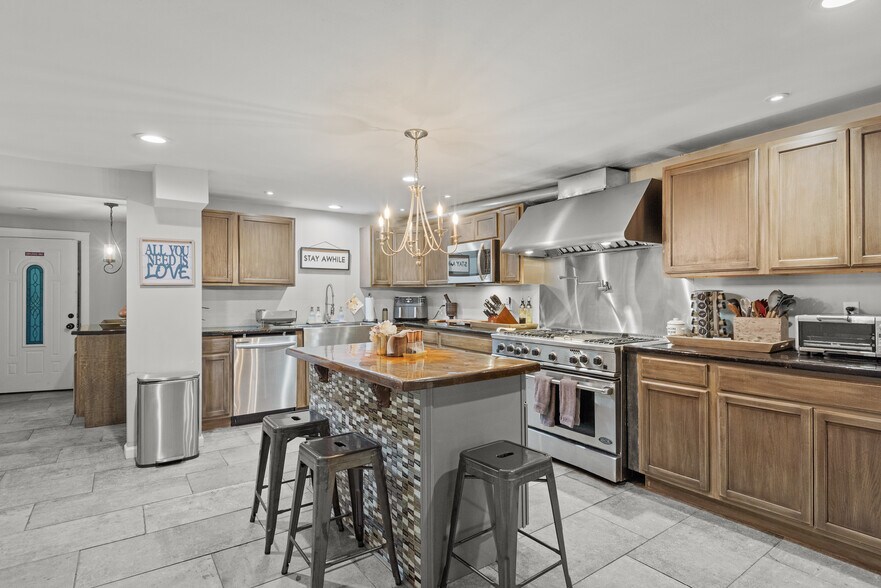 More Photos Of 2735 PA-390, Canadensis Hospitality For Sale