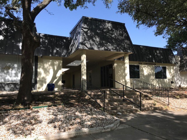 More Photos Of 304 S Cottonwood Dr, Richardson Medical For Sale