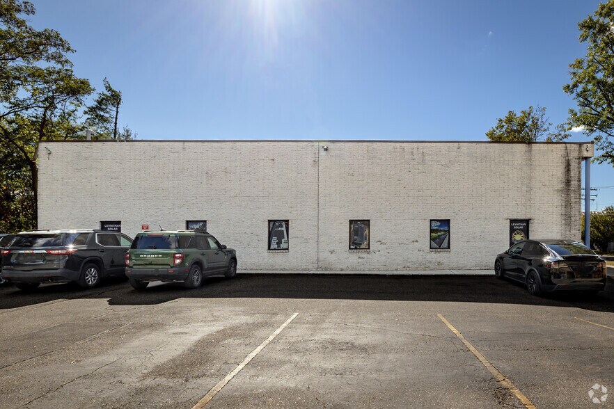 More Photos Of 1993-1997 Pond Rd, Ronkonkoma Warehouse For Lease